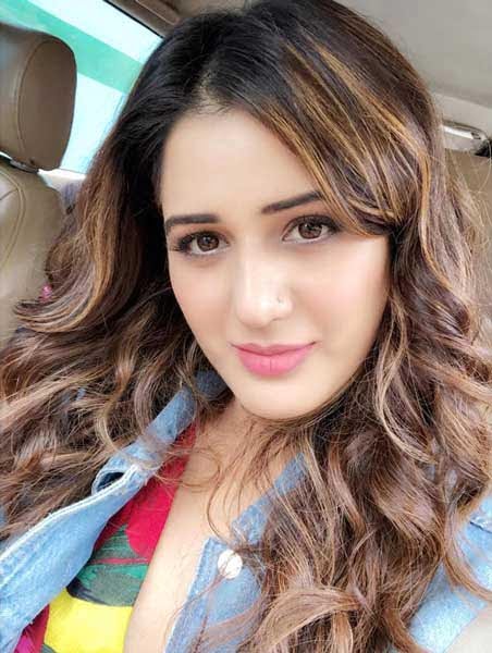 452px x 600px - What's On NAWABZAADE Actor Isha Rikhi's Mind?