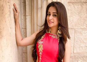 Dipika Kakar glowing in yellow ethnic outfit - Glamsham