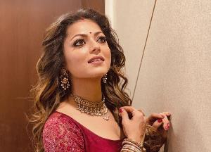 Drashti Dhami twirling in her wedding outfit is all things love