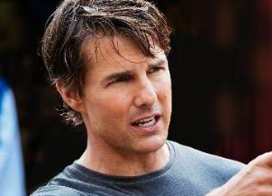 Tom Cruise enjoys paragliding in the French Alps - Glamsham