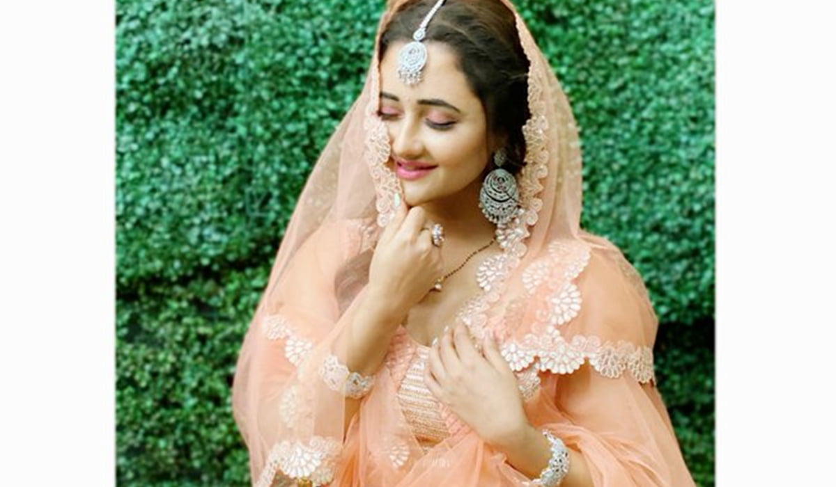Bride Chose A Baby Pink Hued Lehenga And Styled It With 'Kundan' Jewellery  To Add a Pop Of Colour
