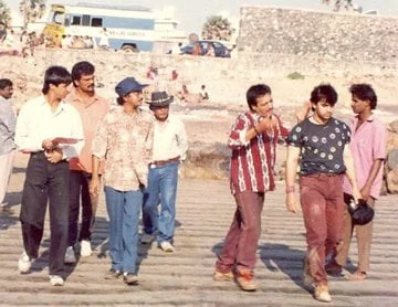 aamir khan with director ram gopal varma madhur bhandarkar on the rangeela shoot