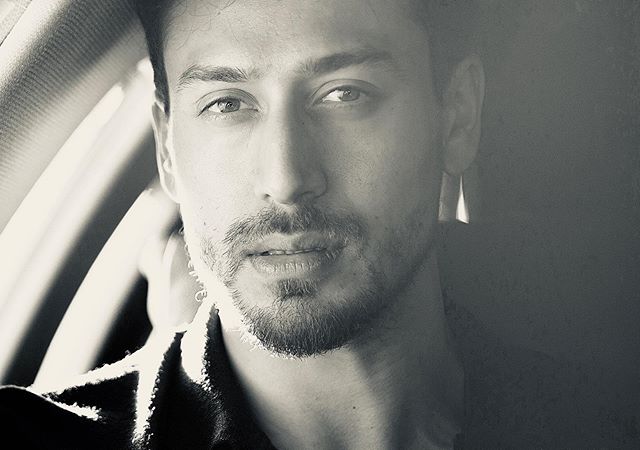 Tiger Shroff flaunts his 8-pack washboard abs