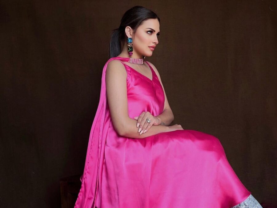 Himanshi Khurana Shine In Hot Pink Outfit 