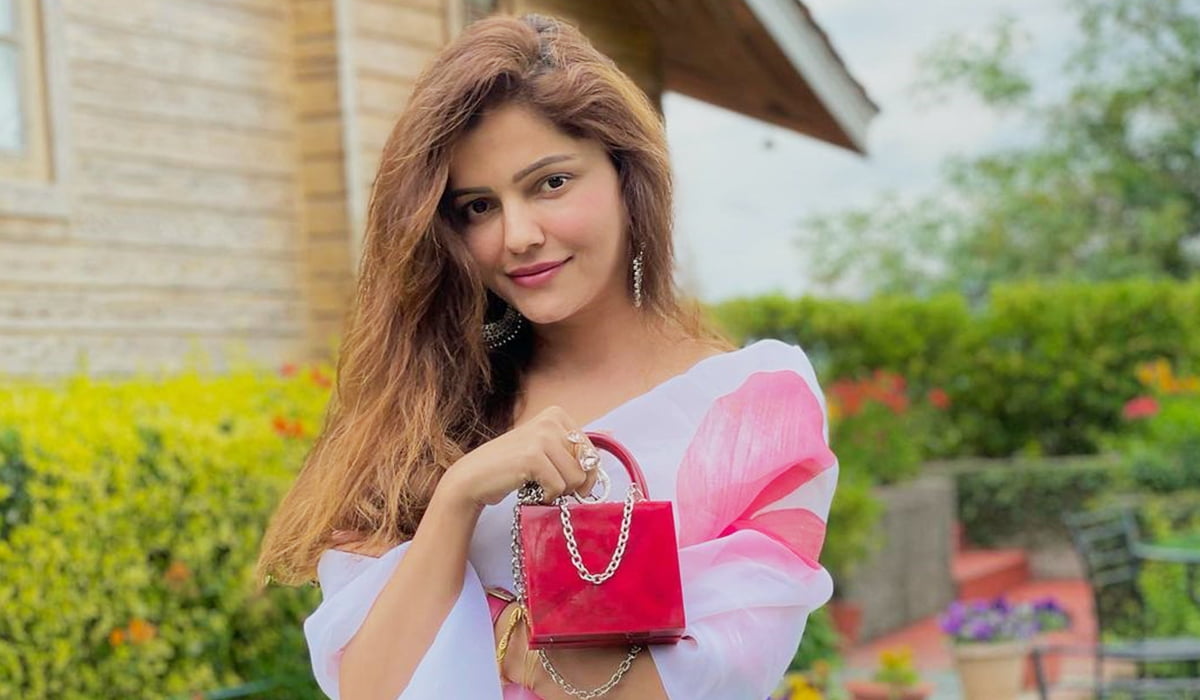 Rubina Dilaik flaunts her hot saree look