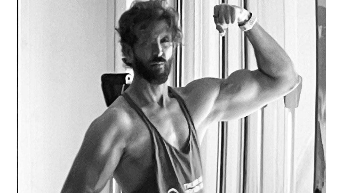 Hrithik Roshan Flaunts His Beefed Up Biceps 