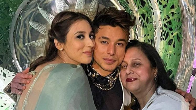 Pratik Sehajpal Shares Adorable Picture With Mom And Sister