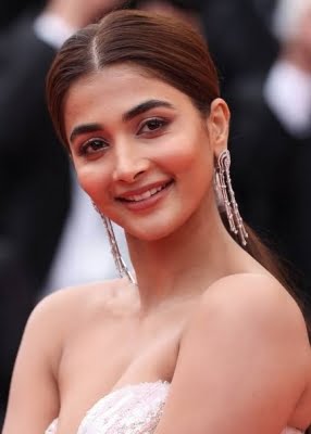 How Pooja Hegde Lost Her Bags, Make-up, Outfits, But Kept Her Cool At
