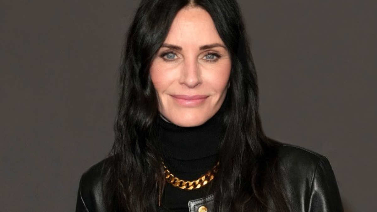 Courteney Cox Reunites With Friends Co Stars Jennifer Aniston Lisa Kudrow