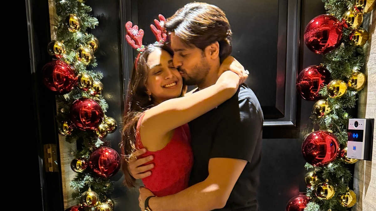 Sidharth Malhotra kisses Kiara Advani as they celebrate Christmas together