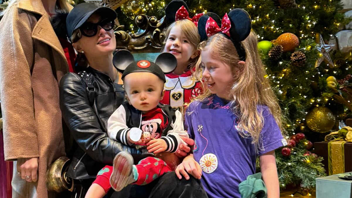 Paris Hilton Takes Son Phoenix To Disneyland For Christmas Glamsham(02)