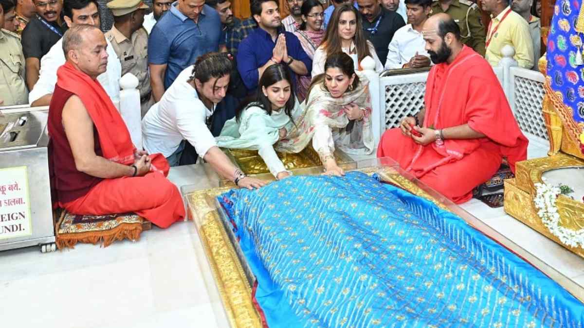 Shah Rukh Khan, Suhana Khan Pray At Shirdi Saibaba Temple