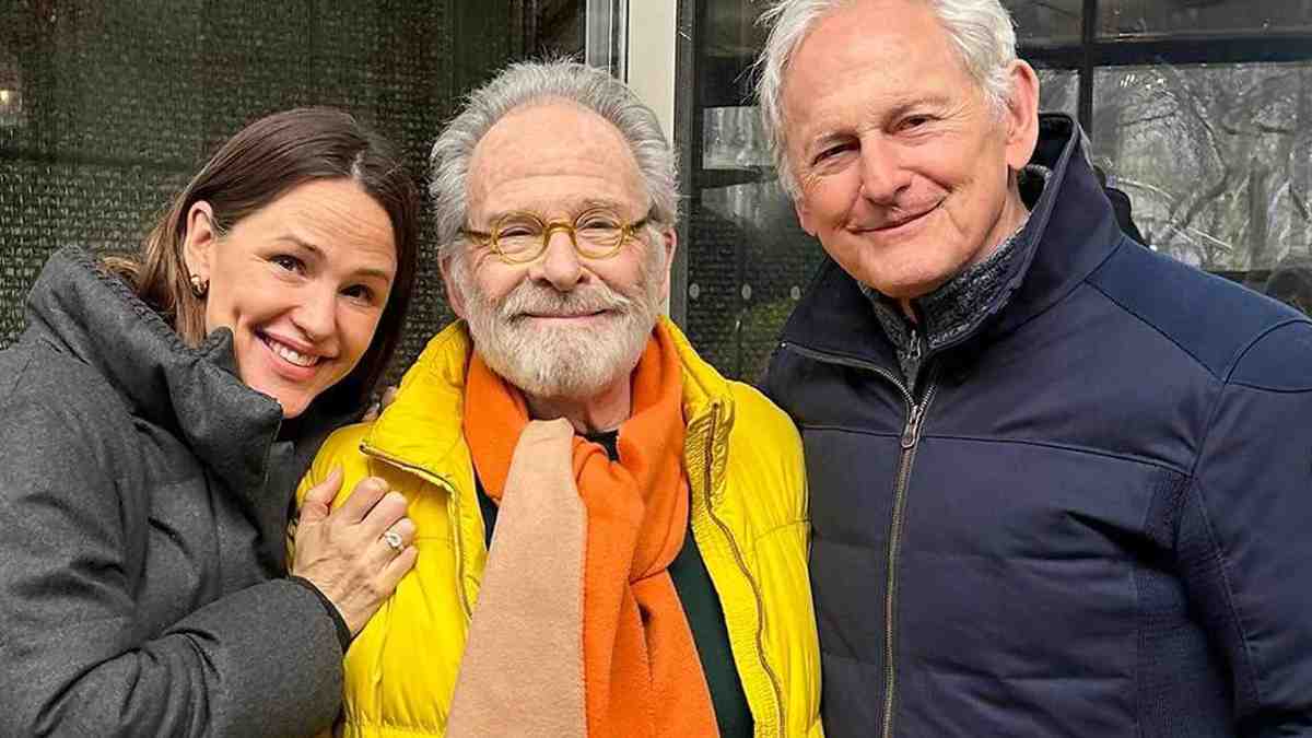 Jennifer Garner Reunites With ‘Alias’ Costars Victor Garber, Ron