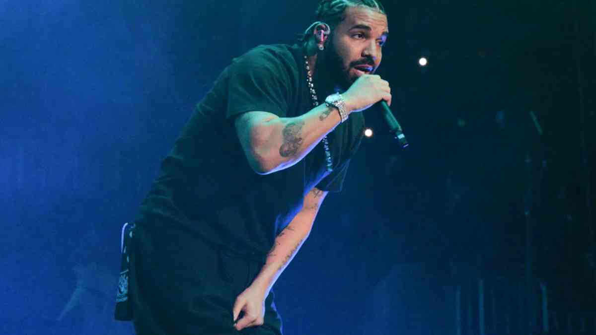 Drake Offers To Pay For Female Fan's Divorce Proceedings At Concert(01)