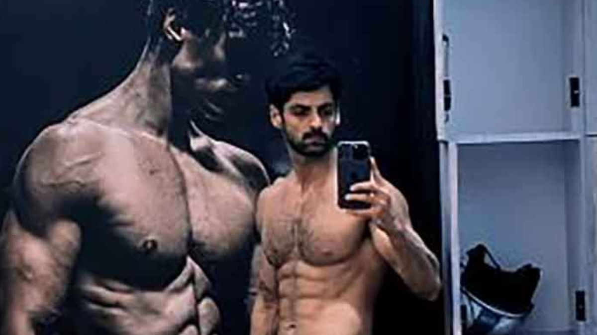 Karan Wahi Flaunts His Picture-perfect Washboard Abs In Gym Mirror ...