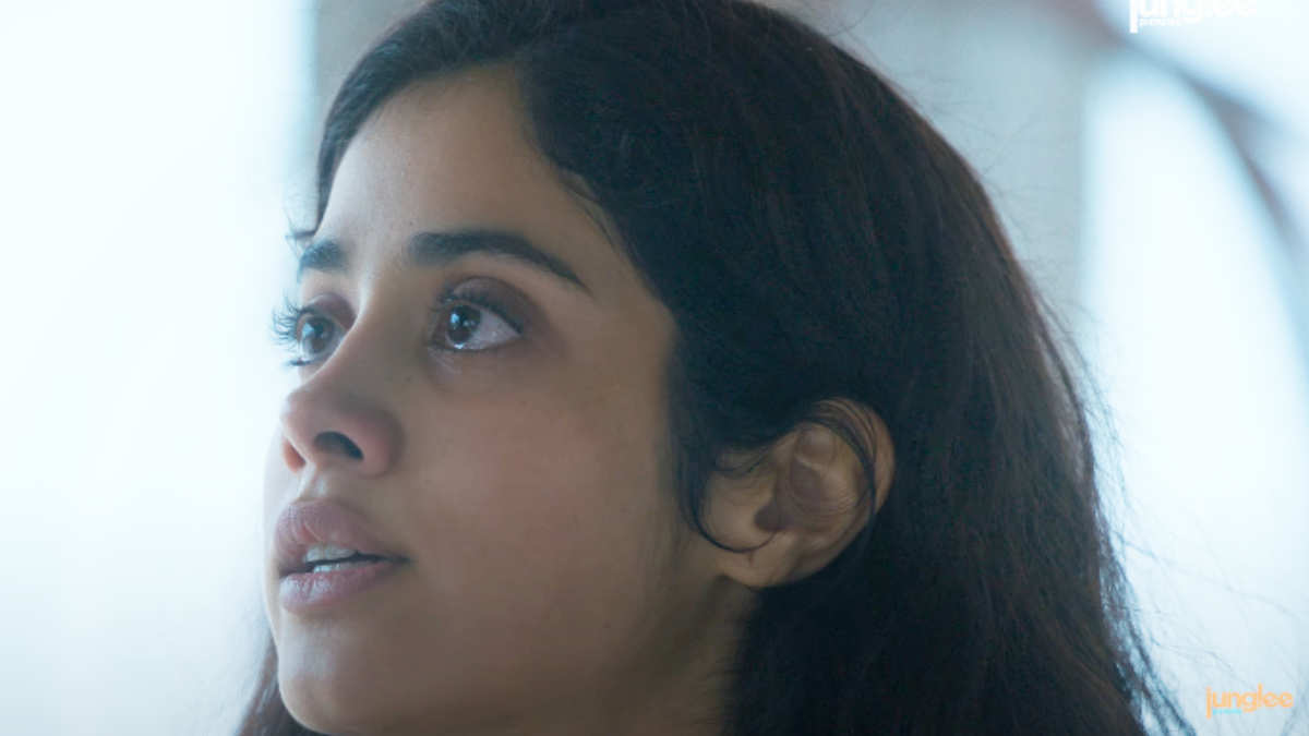 Ulajh Dialogues: Janhvi Kapoor, Gulshan Devaiah, Roshan Mathew'S Thriller Dialogues 9 mujhe bas bali ki bakri ki tarah fasaaya aur......pura ka pura sher kha jaayegi