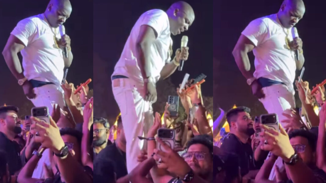 Akon #39 s Concert Turns Into CHAOS As Fans Pull Down His Pants