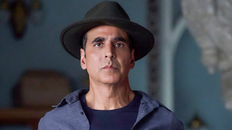 Akshay Kumar Left Shocked by Massive Crowd at Mall Fans Go Out of Control