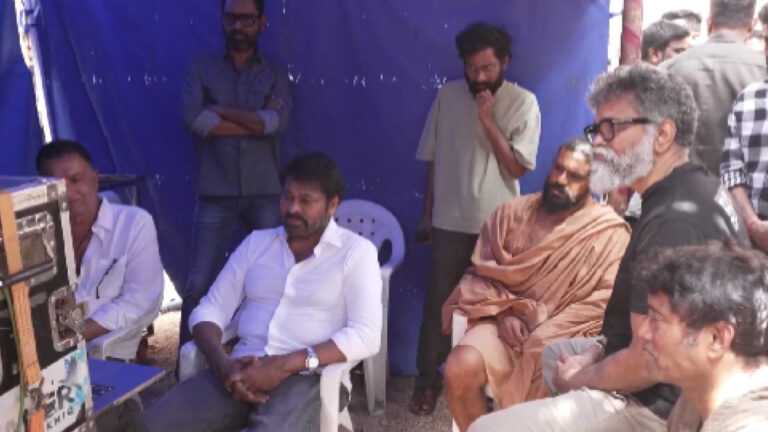 Chiranjeevi Visits Peddi Set And Ram Charan’s Rugged Look Leaves Fans Talking